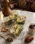 nougat med krispiga, hackade pistagenötter